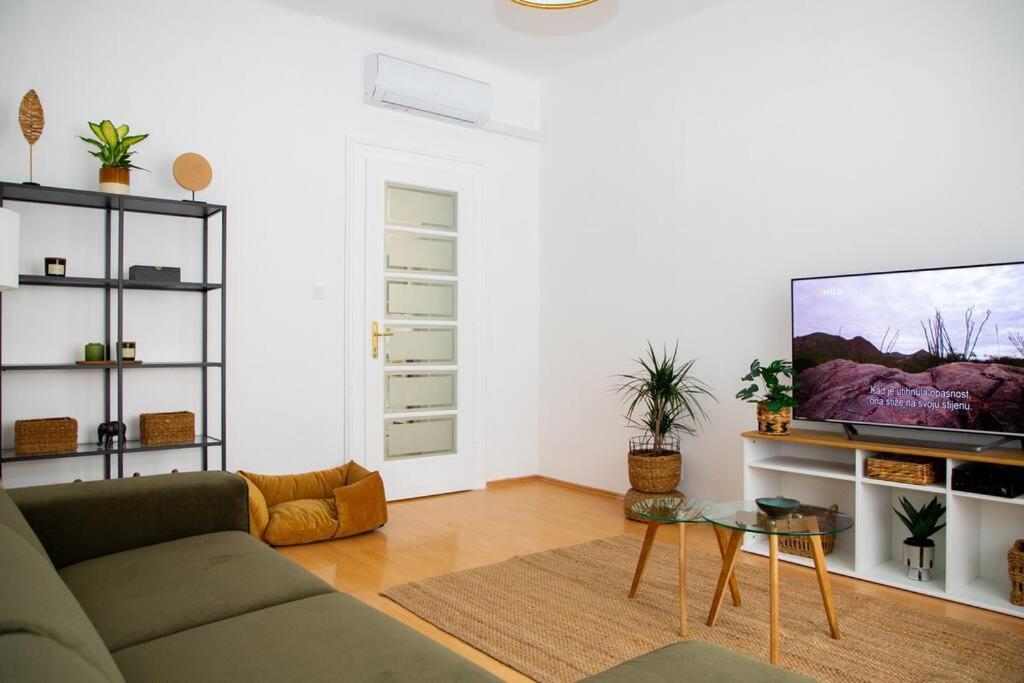 Brand New City Center Apartment Nostalgija สปลิท ภายนอก รูปภาพ